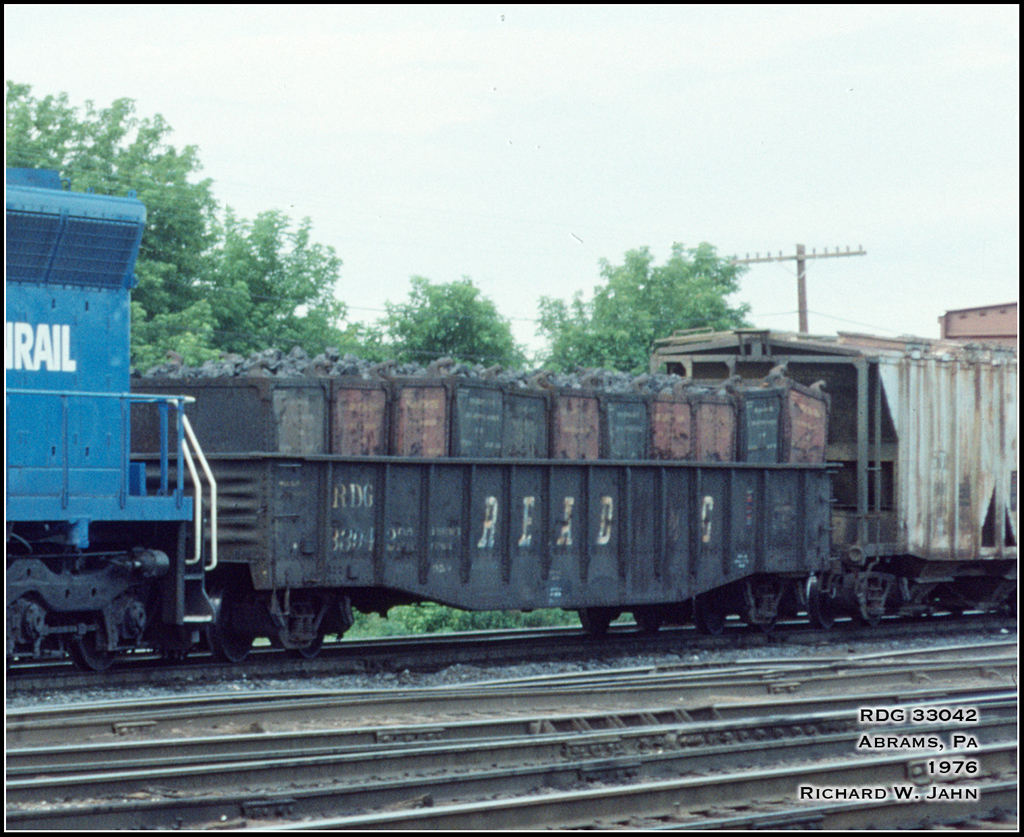 Reading Gondola 33042 at King of Prussia, PA - ARHS Digital Archive